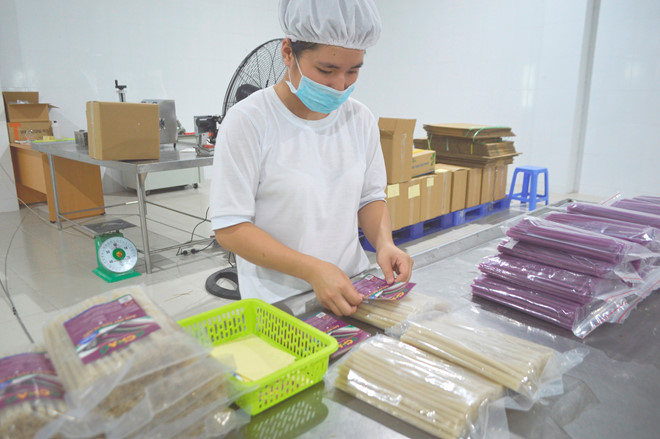 Ống hút làm từ… bột: Cận cảnh quy trình sản xuất - ảnh 9